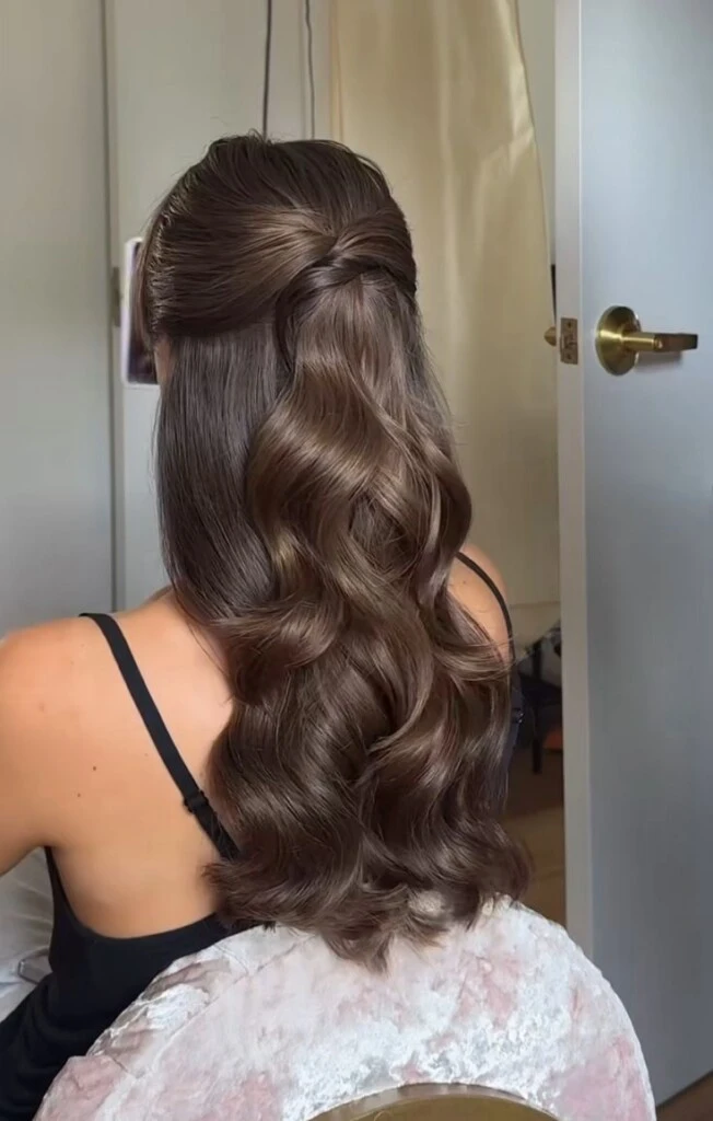 El semi recogido o media colita vuelve con fuerza y se posiciona como uno de los peinados más elegidos del otoño.