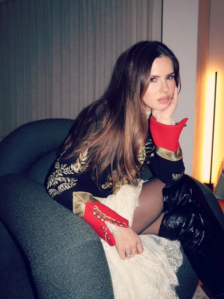 La China había compartido una serie de imágenes donde lucía una chaqueta estilo húsar en negro con detalles dorados y mangas rojas, combinada con una pollera blanca con volados.