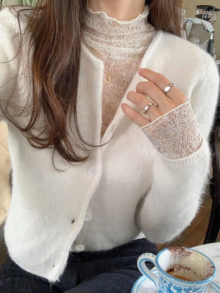 El regreso del encaje no es casual: forma parte de un movimiento más amplio que recupera elementos clásicos y los reinterpreta desde una mirada actual.