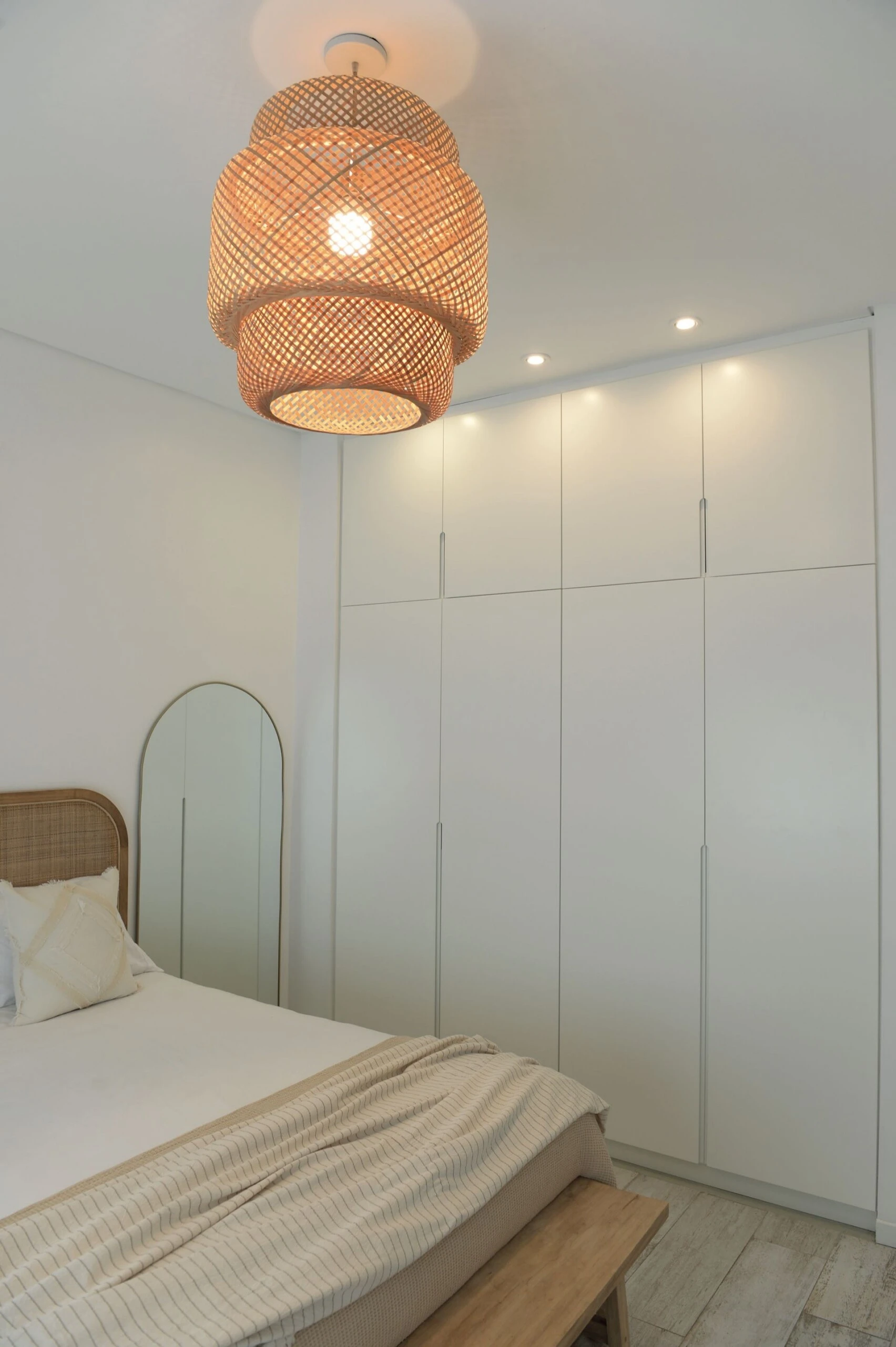 La lámpara suma textura y calidez. 