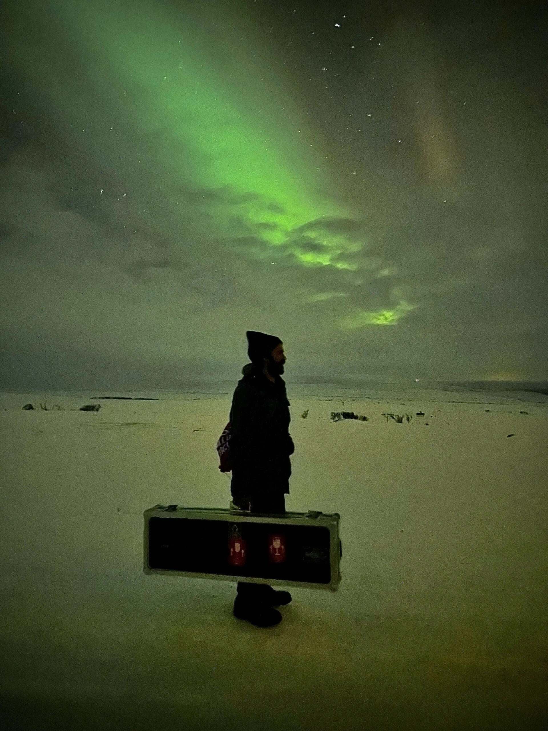 El músico en el paisaje extraordinario del Polo Norte. 