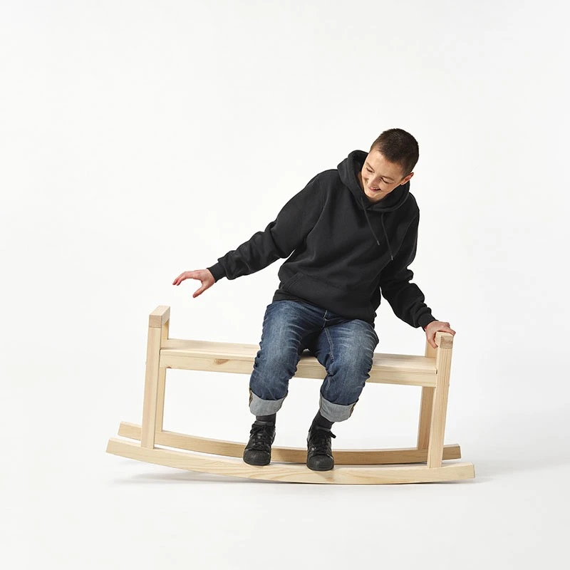 El banco mecedor: una expresión de la simpleza divertida del diseño.