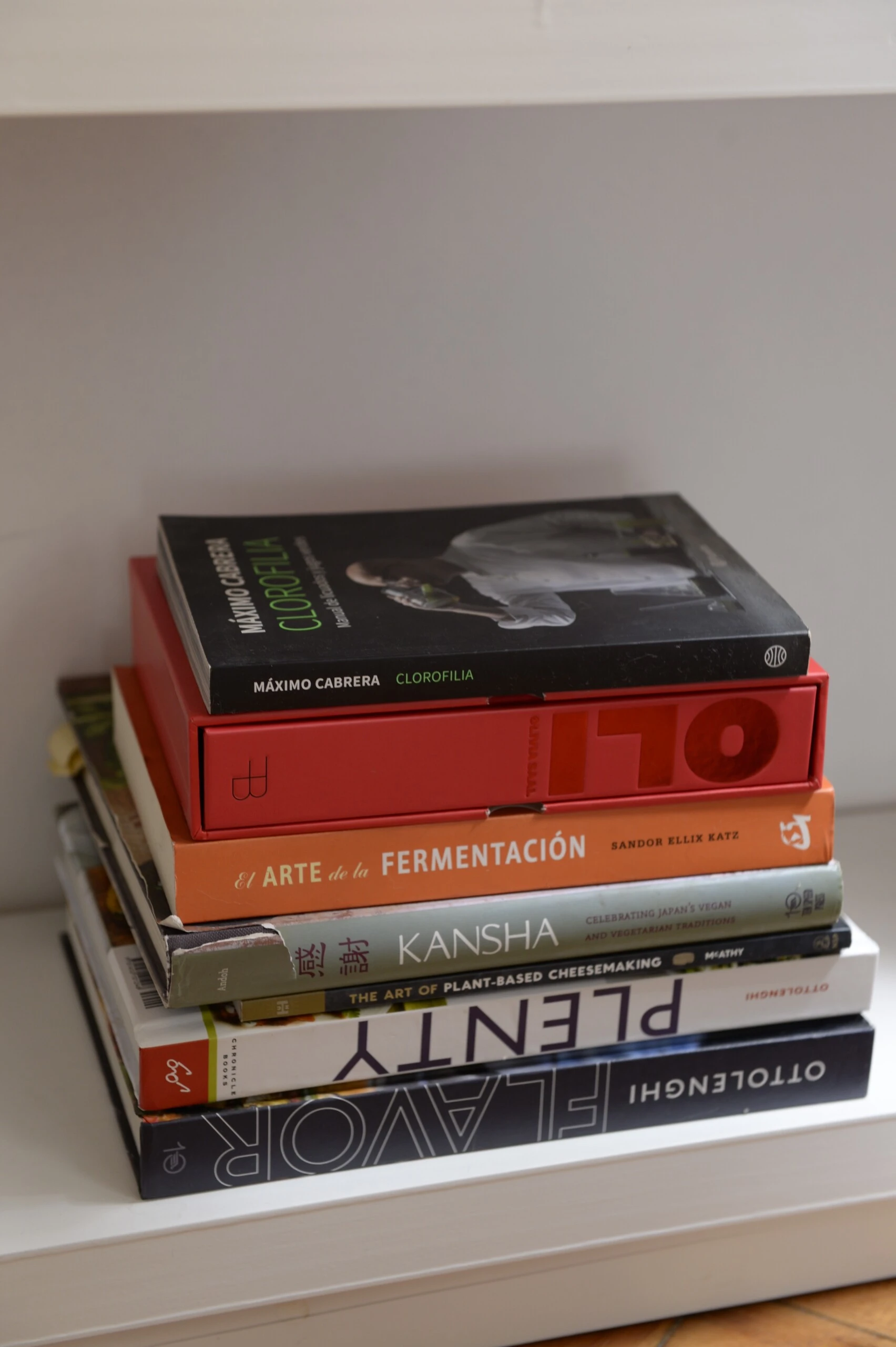 La biblioteca gastronómica de Débora Nishimoto en su depto en Recoleta. 