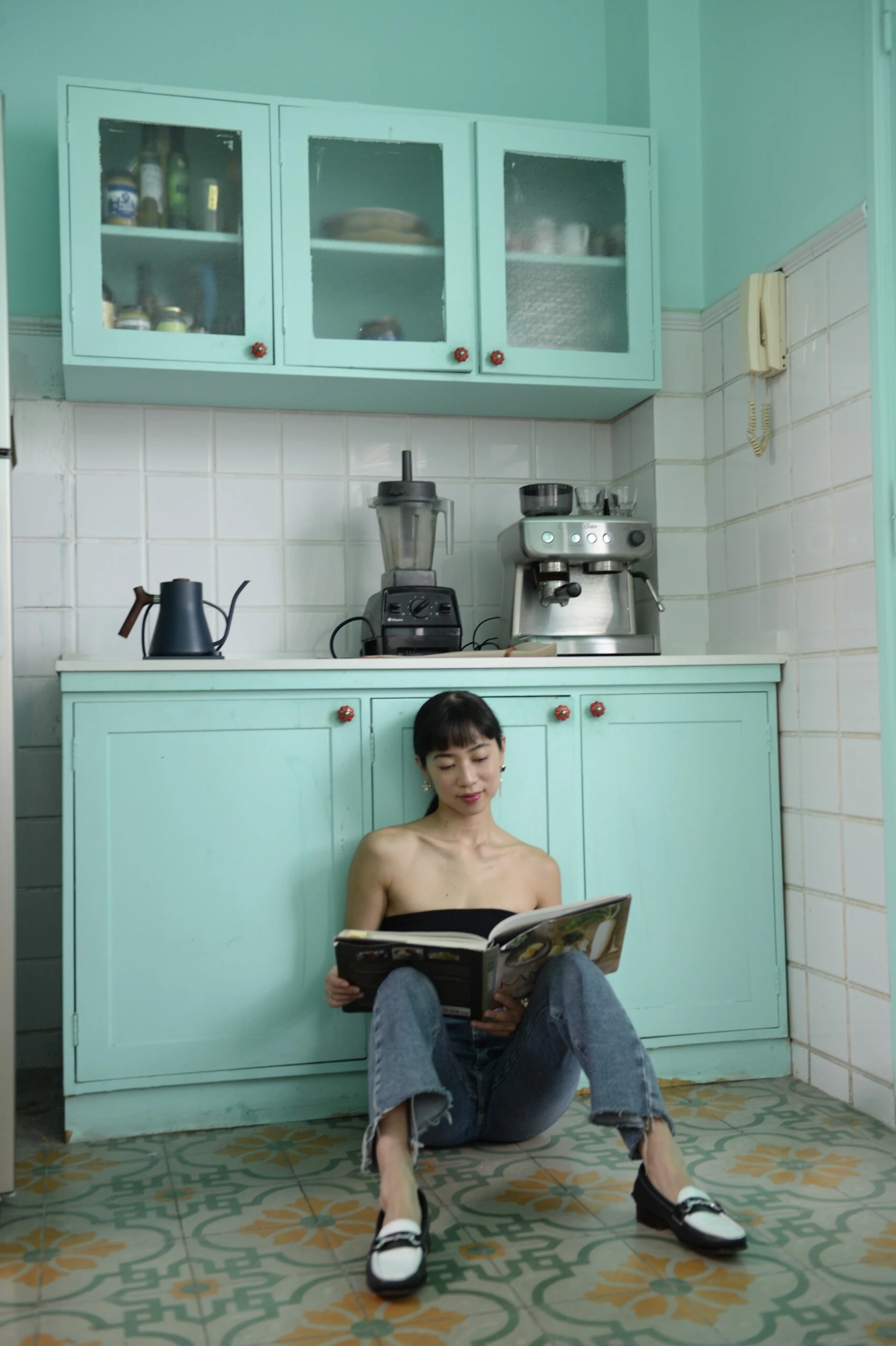 Las baldosas son otro hitazo aesthetic de la cocina de Débora Nishimoto. 