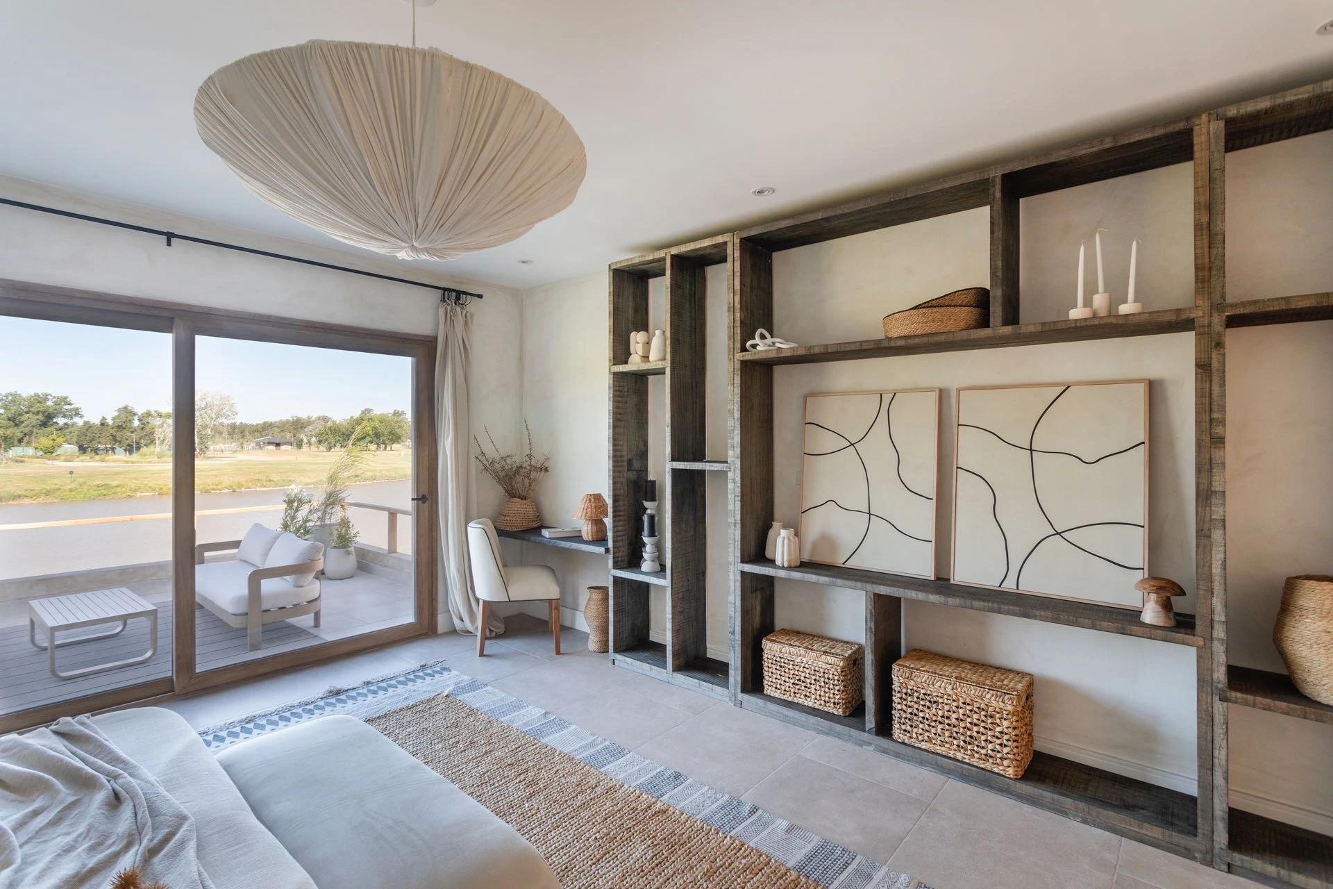 Sus neutros cálidos se fusionan con acentos en azul que aportan profundidad y carácter.  