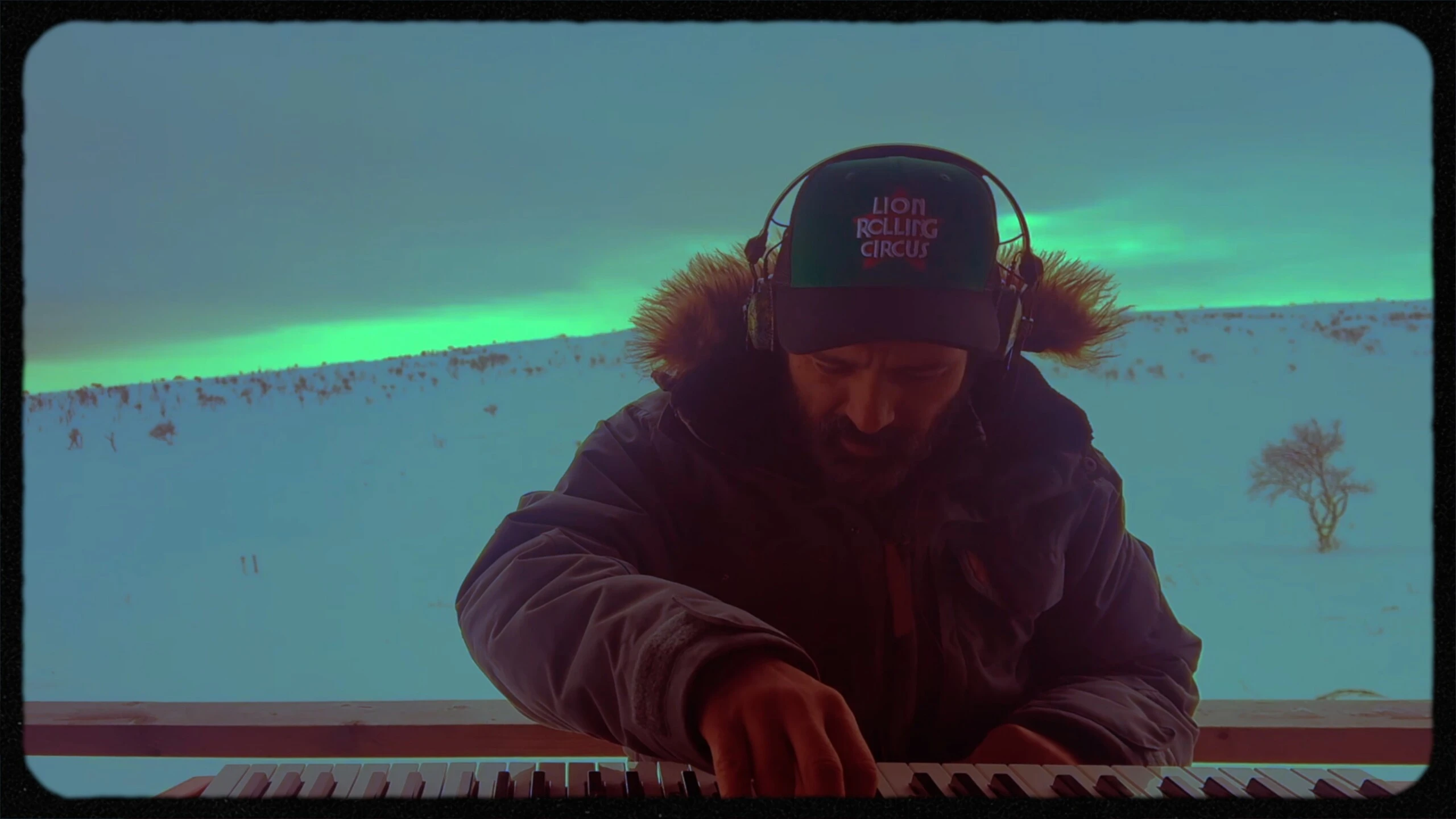 Nico Sorín improvisando música desde su cabaña en el Polo Norte. 