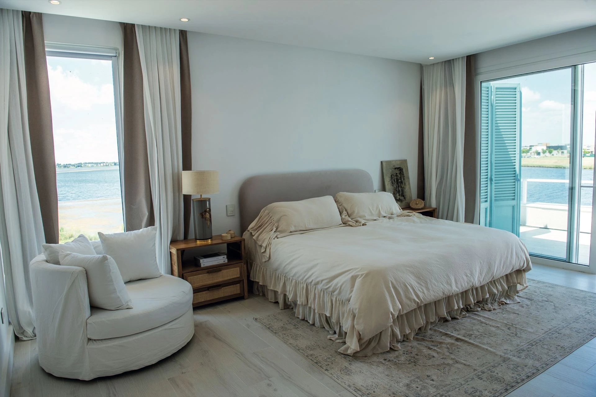 El dormitorio incluye un sillón curvo que completa el concepto de refugio de bienestar. 