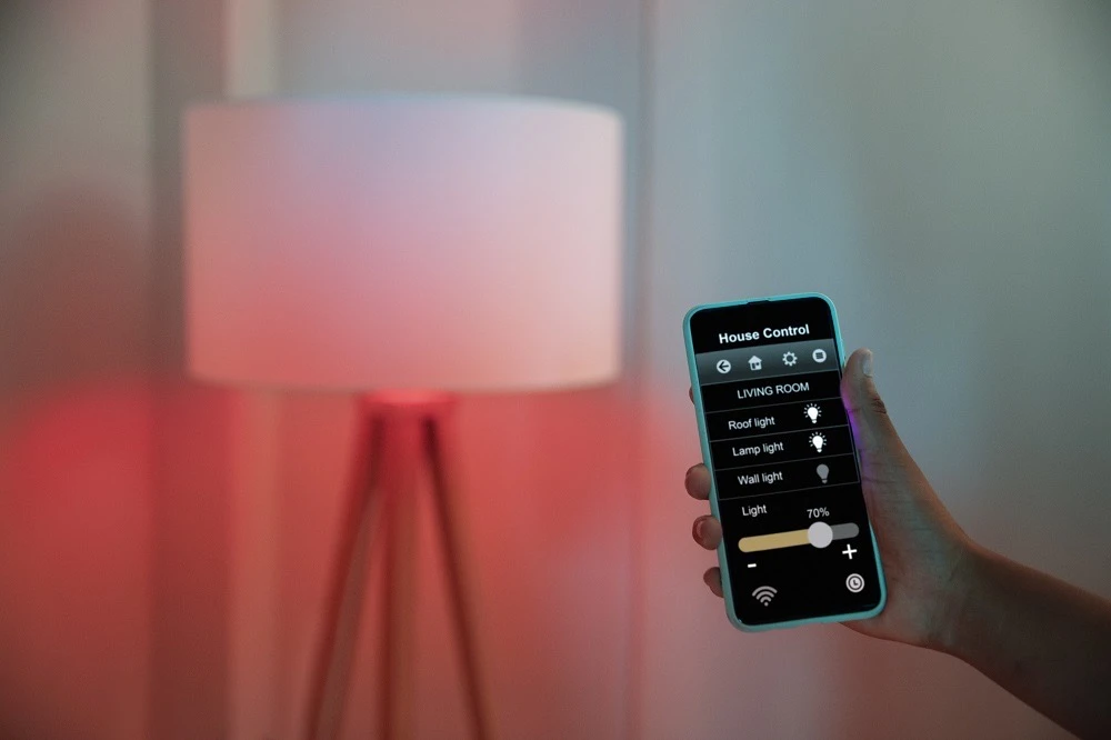 Las configuraciones inteligentes ayudan a mejorar la regulación del estado de ánimo y aumentan la productividad diaria en entornos cerrados.