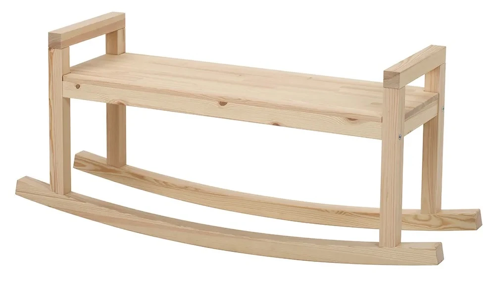 De pino macizo, combina solidez estructural con un leve movimiento. 