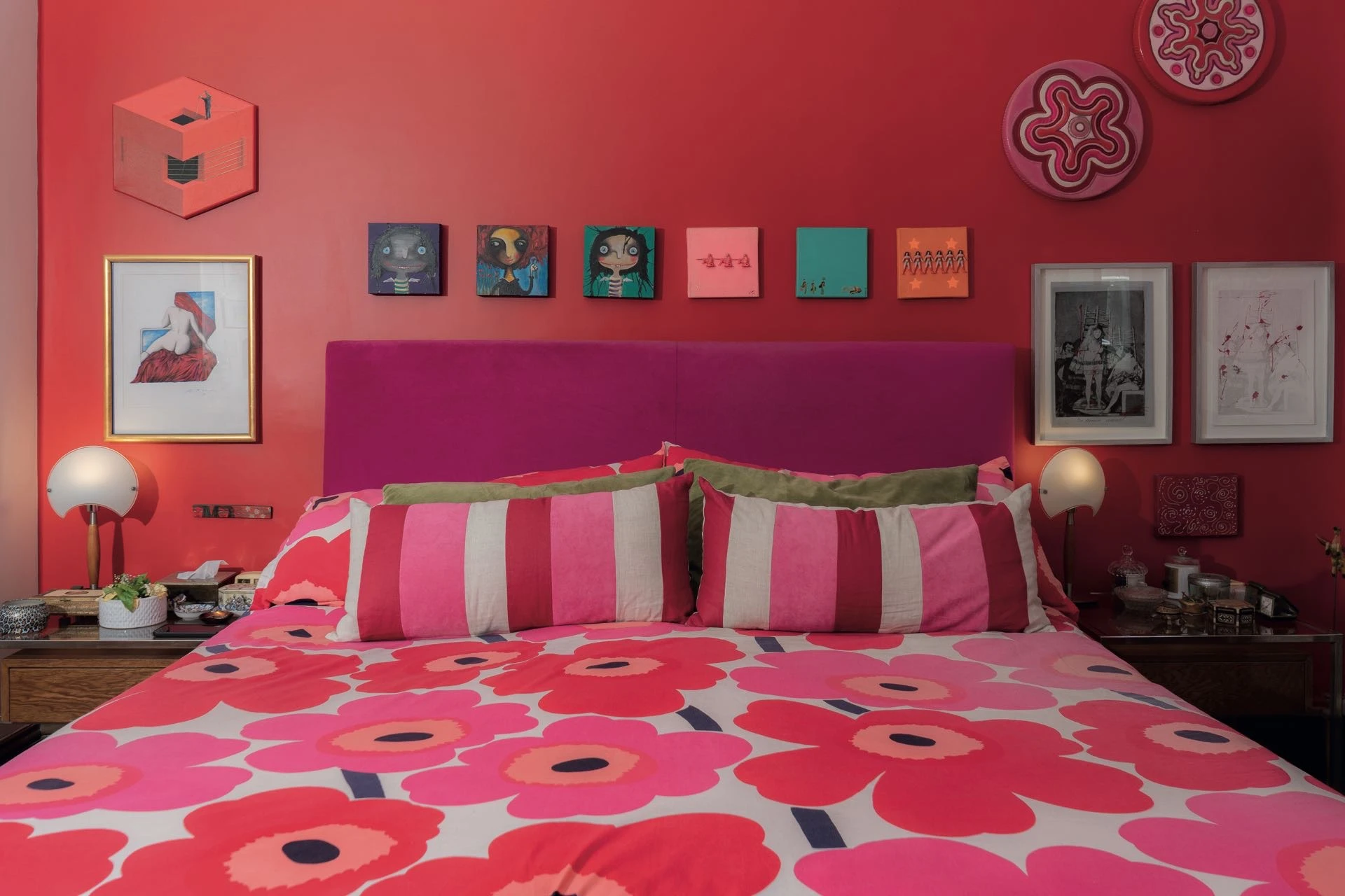 Color y diseño a pleno en un dormitorio 100 % personal. 