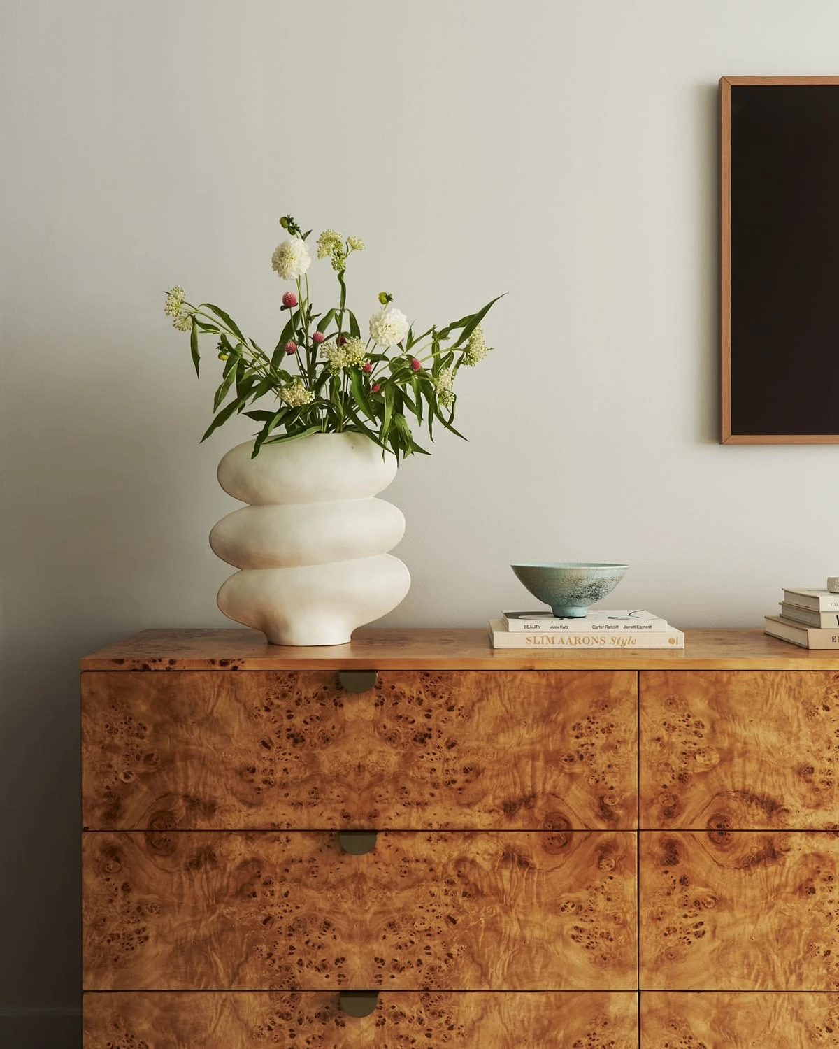 una superficie con vetas caóticas, remolinos y formas que suelen describirse como “ojos”.  