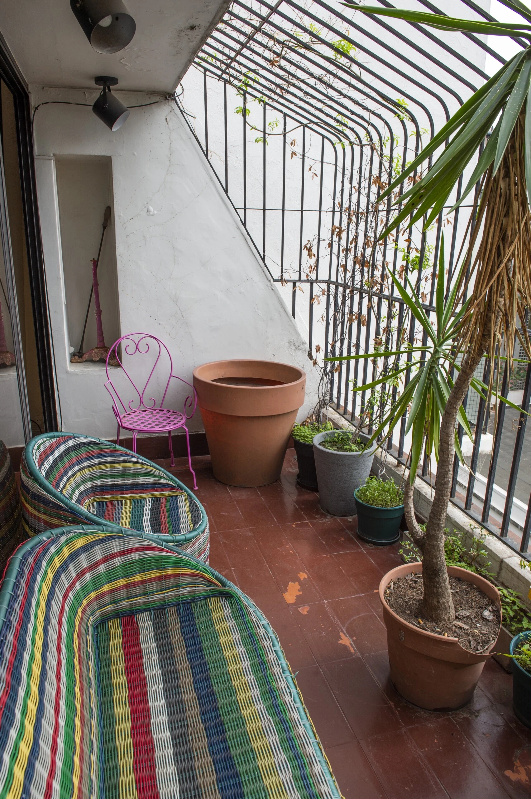 El balcón con un juego de exterior a todo color que lo sigue acompañando. 