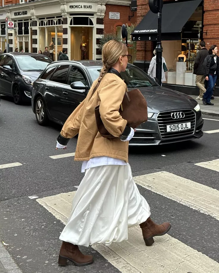 Botas cortas marrones con falda con volumen
