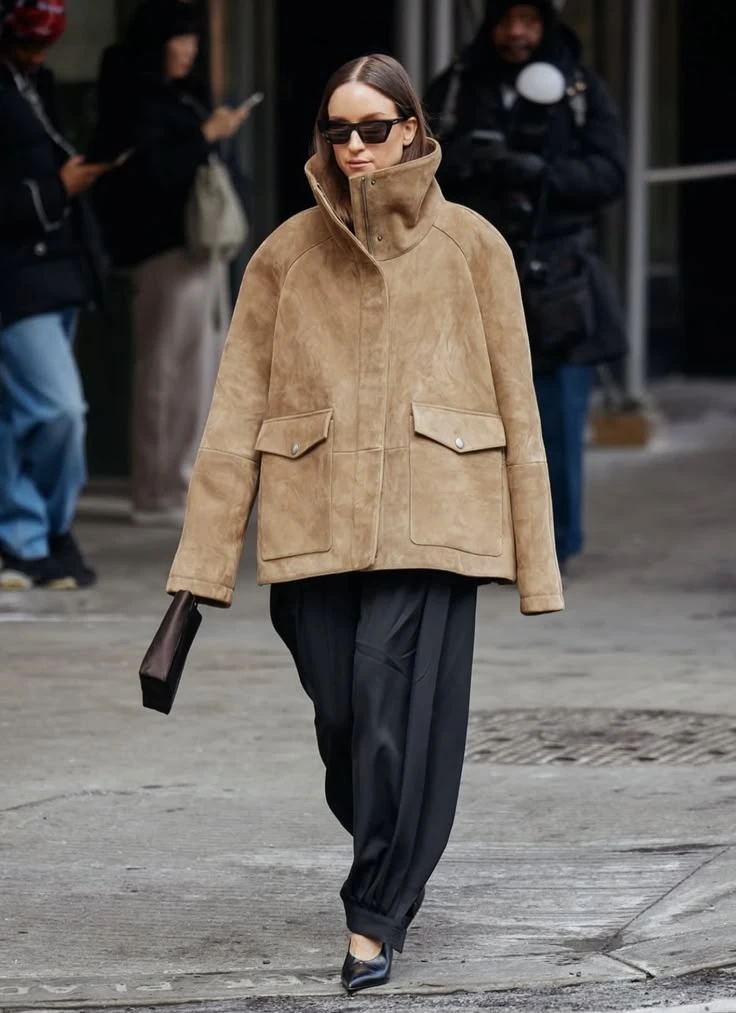 7 looks para usar el abrigo con cuello tubo: la tendencia que domina el otoño