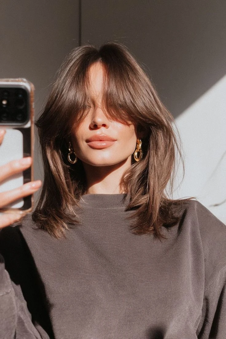 Cómo llevar el pelo en otoño: los peinados ideales para corte midi