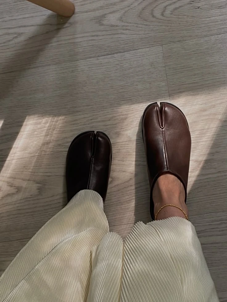 Los zapatos tipo tabi, reconocibles por su puntera dividida, continúan ganando protagonismo y se posicionan como una de las propuestas más audaces de la temporada.