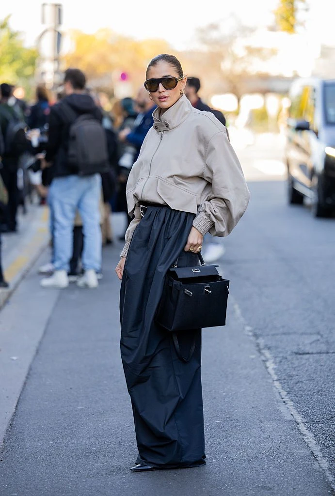 7 looks para usar el abrigo con cuello tubo: la tendencia que domina el otoño
