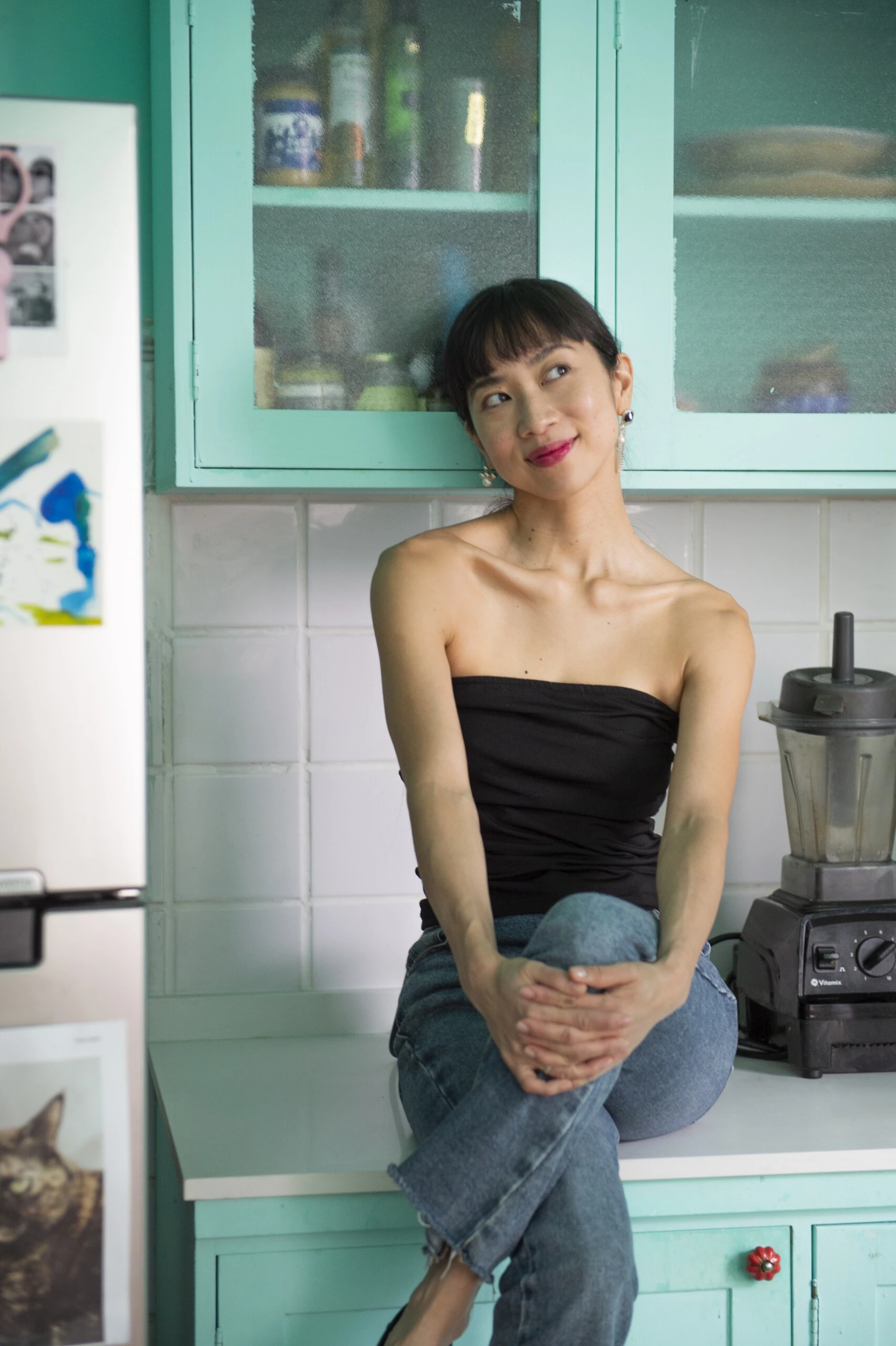 Débora Nishimoto en su cálido y mono colorido refugio de afición gastronómica. 