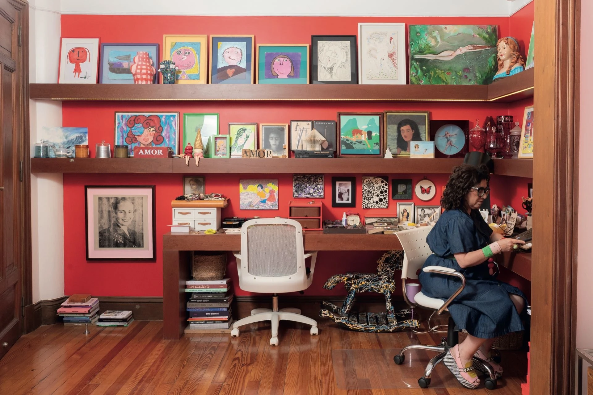 La comunicadora Mariela Ivanier sumó su espacio de trabajo en el dormitorio. 