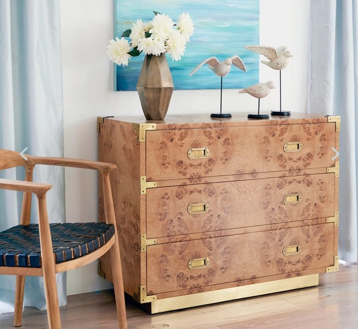 En diseño se usa principalmente en frentes de muebles, mesas o paneles 