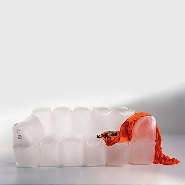 Uno de los intentos fallidos de los años 90 por diseñar sofás "de aire". 