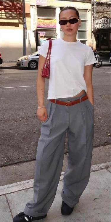 El clean streetwear se basa en outfits "limpios".