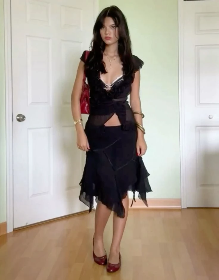 Este estilo combina la estética gótica clásica con elementos románticos y modernos.