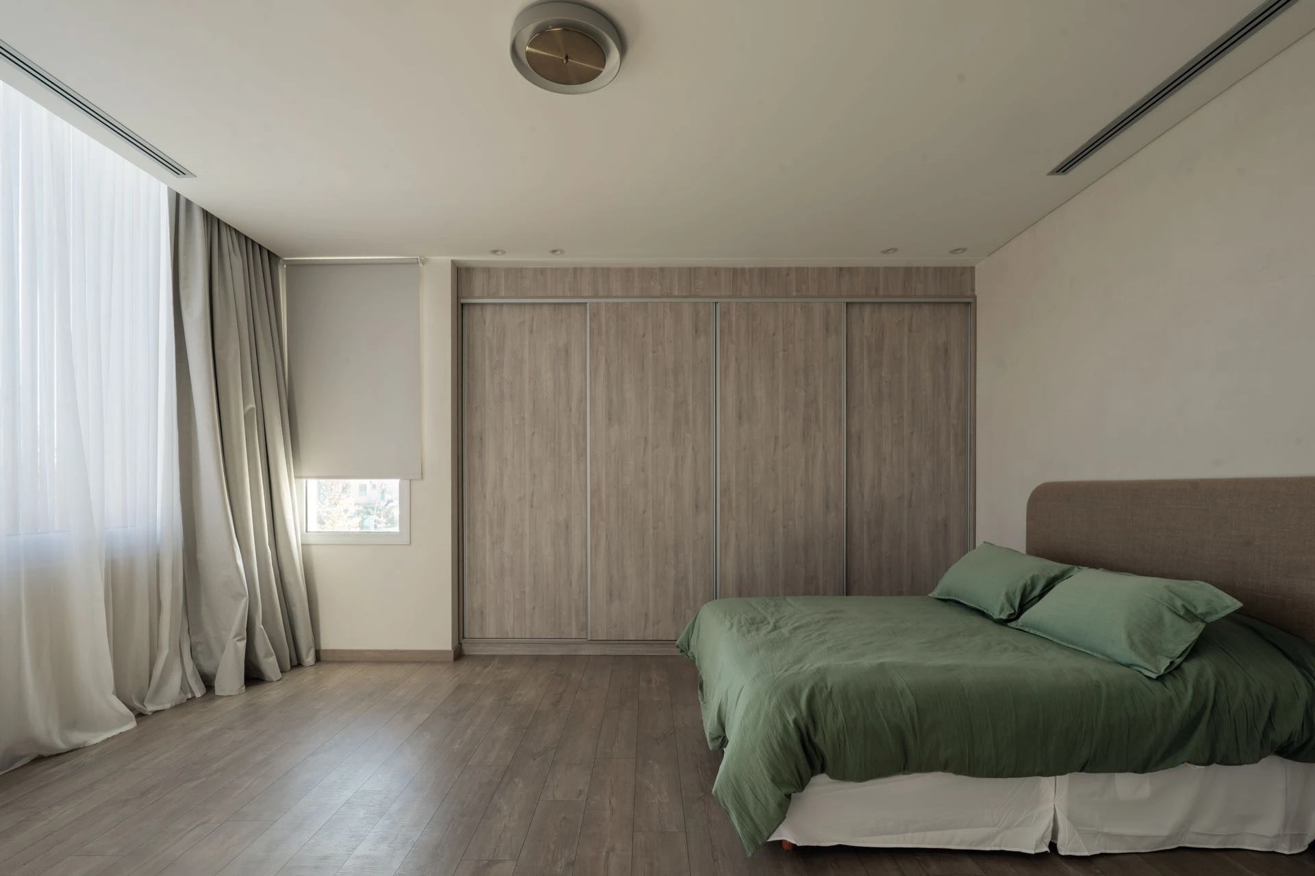 No hay ostentación, sino una búsqueda de armonía, silencio visual y contemplación. 