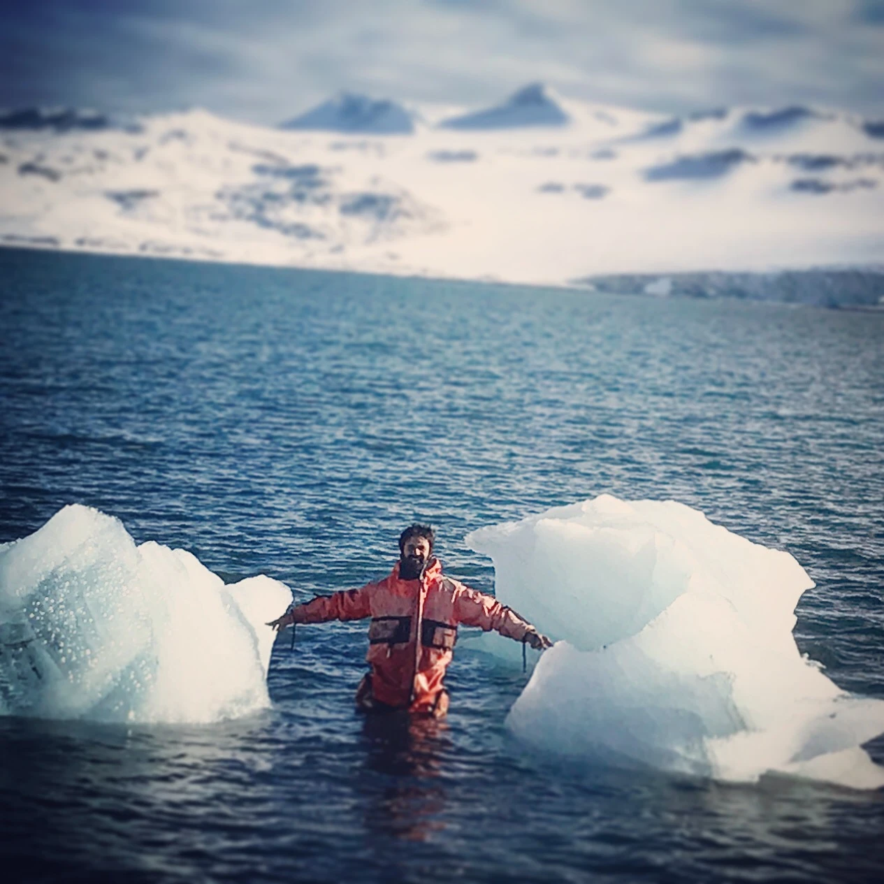 Pero después de cuatro/cinco días de ir a caminar, a escuchar, a verlos, a sentir respirar a los glaciares... a morirme de tristeza, porque esa es la palabra, salió una música mucho más dolorosa, más lenta, y muy lejos de lo que había sido ese primer intento”.  
