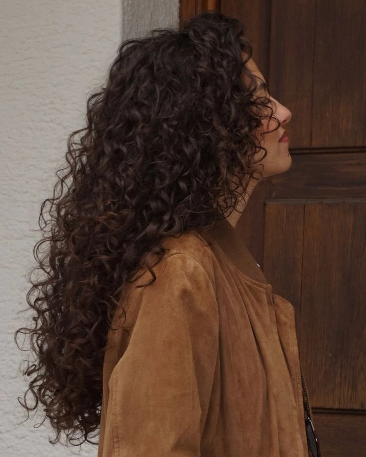 Si hacés esto con tus rulos, podés dejar el alisado y ganar definición sin frizz