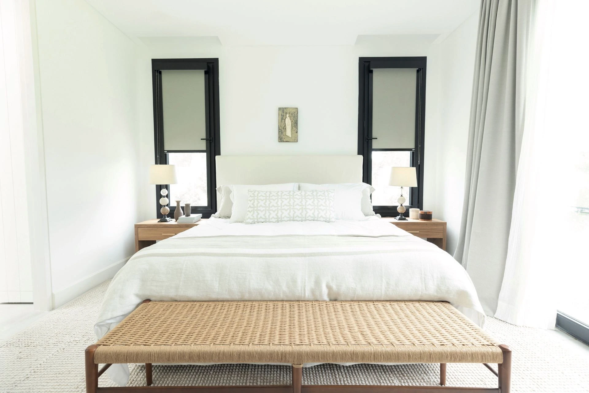 En un dormitorio sereno y luminoso la paleta clara refuerza la sensación de calma y descanso.  