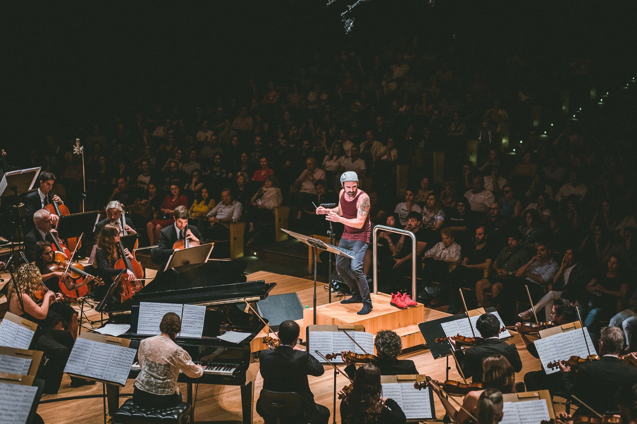 Nico Sorín en modo director de orquesta en La Ballena del Palacio Libertad. 