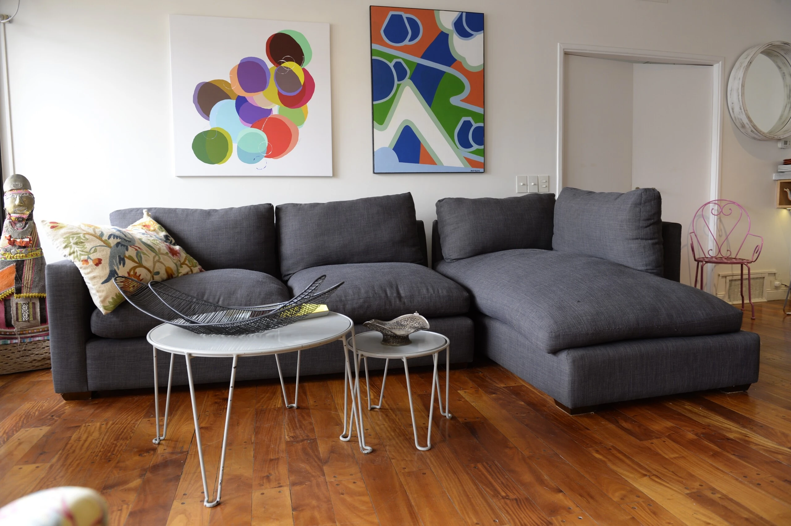 La sala de estar, con mobiliario de diseño y arte contemporáneo. 