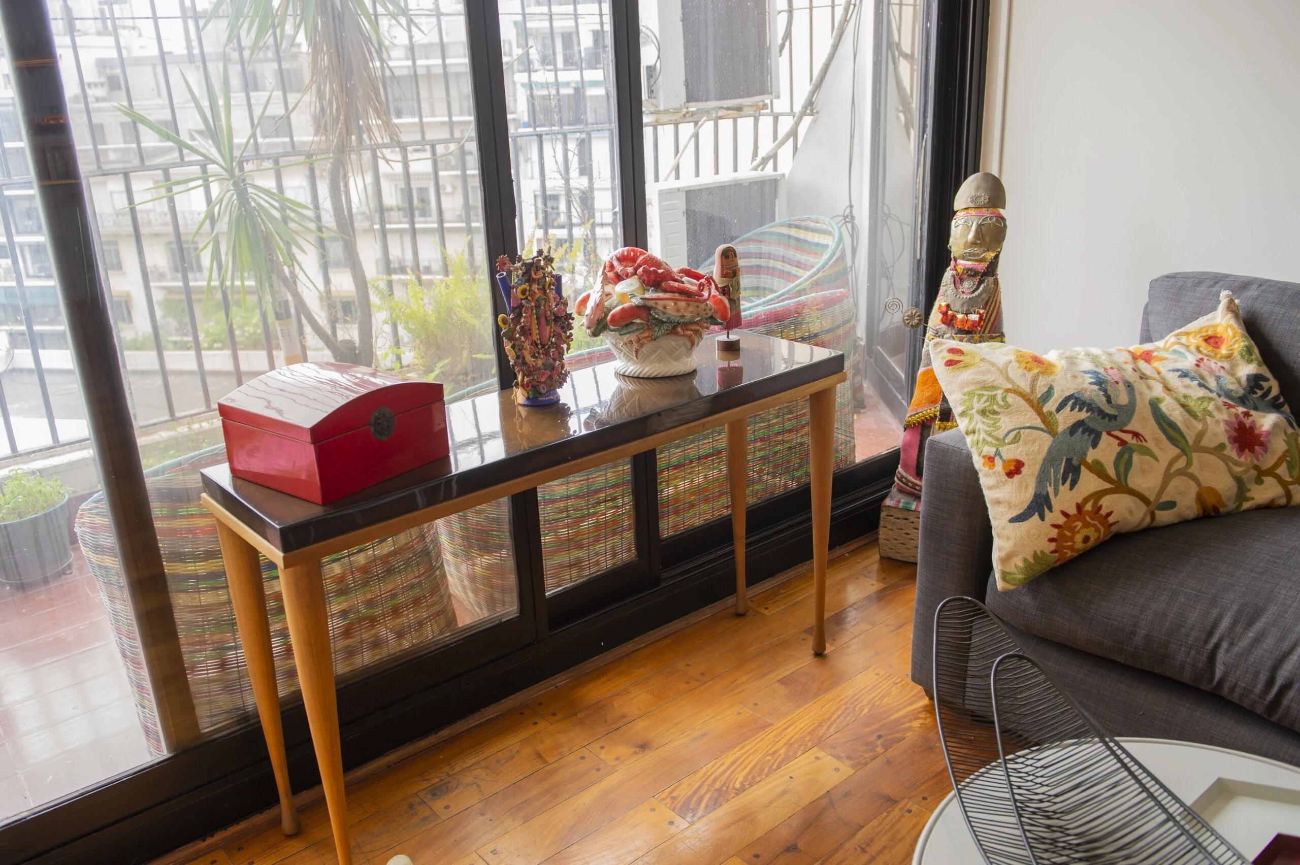 Sobre una mesa de Eugenio Aguirre, un altar de piezas fetiche. 