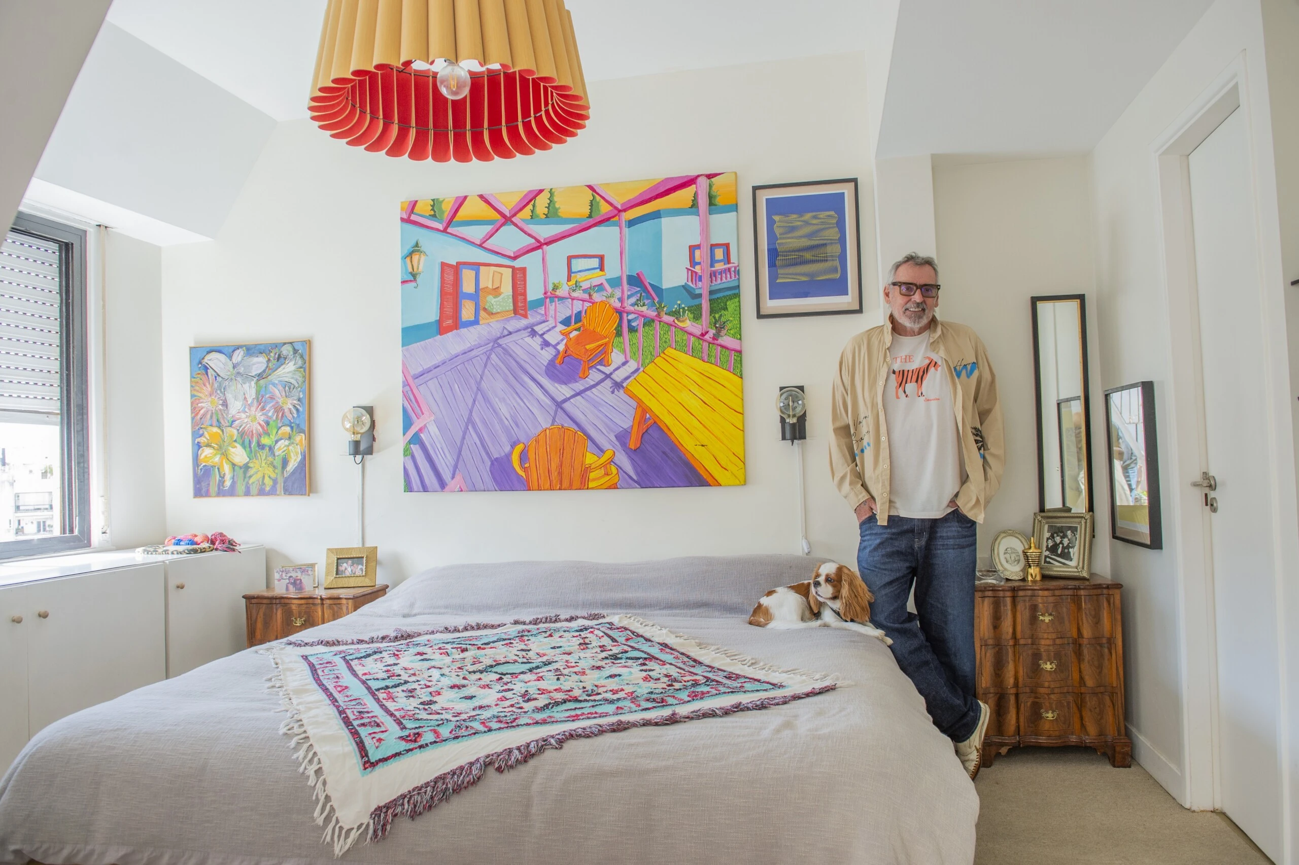 Benito Fernández en el dormitorio de su nuevo depto en Recoleta. 