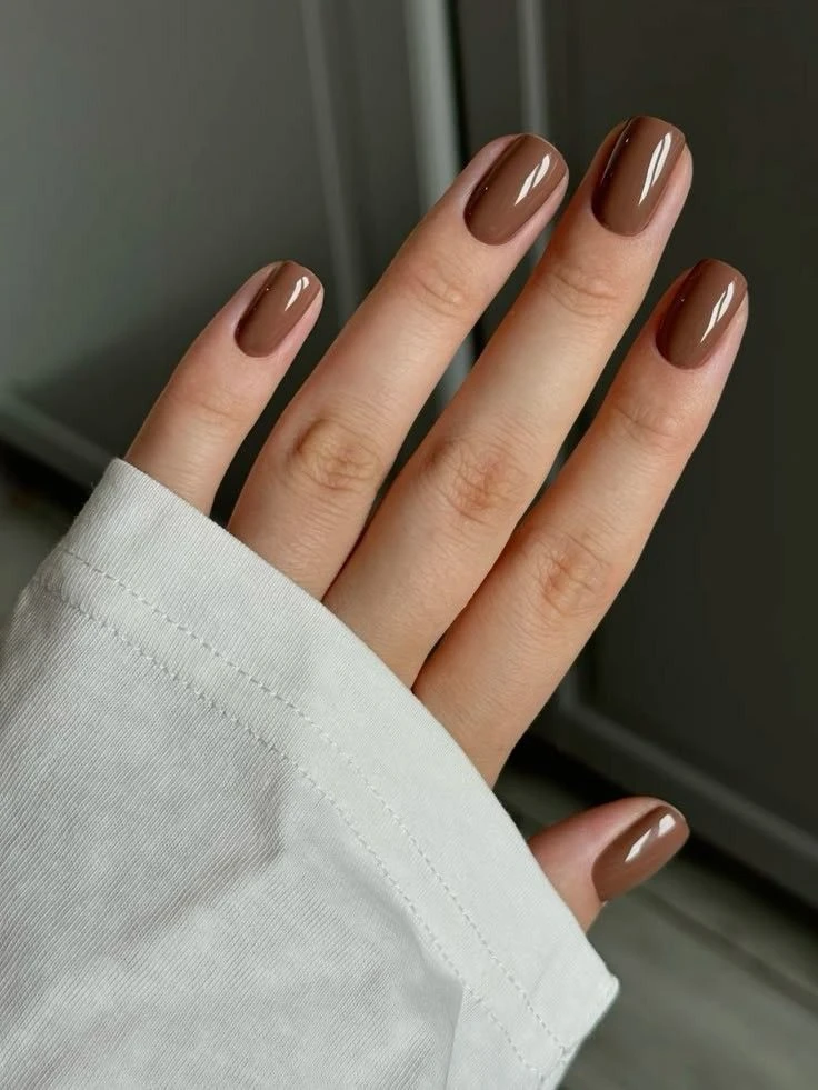 Uñas simples y naturales, la tendencia del invierno 2026.