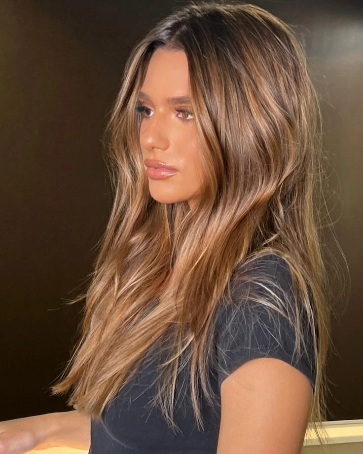 El honey brown es perfecto para quienes quieren sumar luminosidad sin recurrir a rubios intensos ni decoloraciones demasiado invasivas.