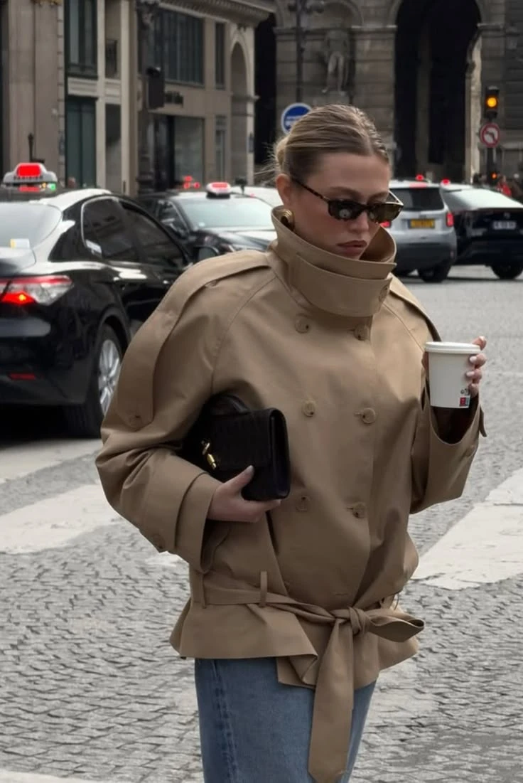 7 looks para usar el abrigo con cuello tubo: la tendencia que domina el otoño