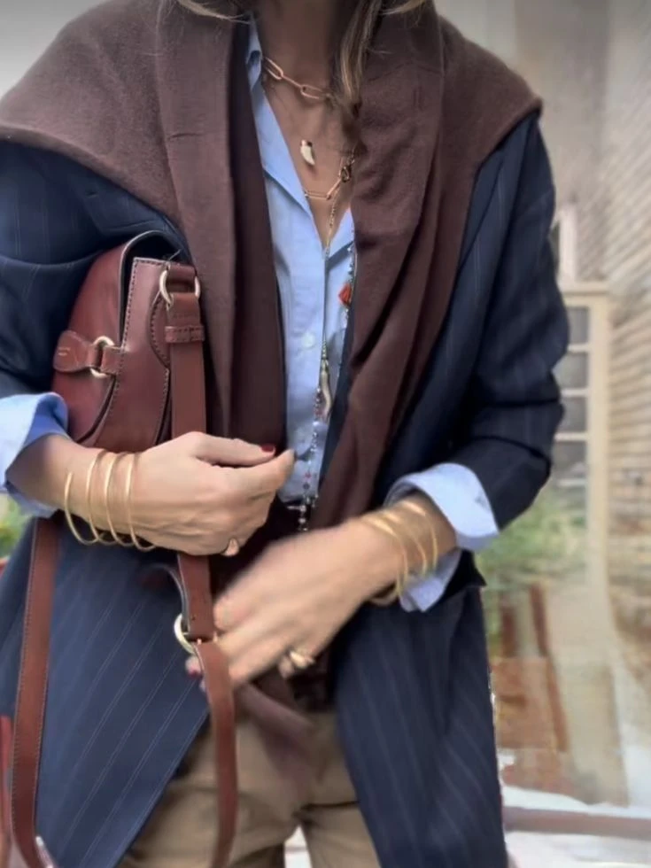 Si buscás una alternativa al clásico negro, el mix de azul marino con chocolate es una de las apuestas más interesantes de la temporada.