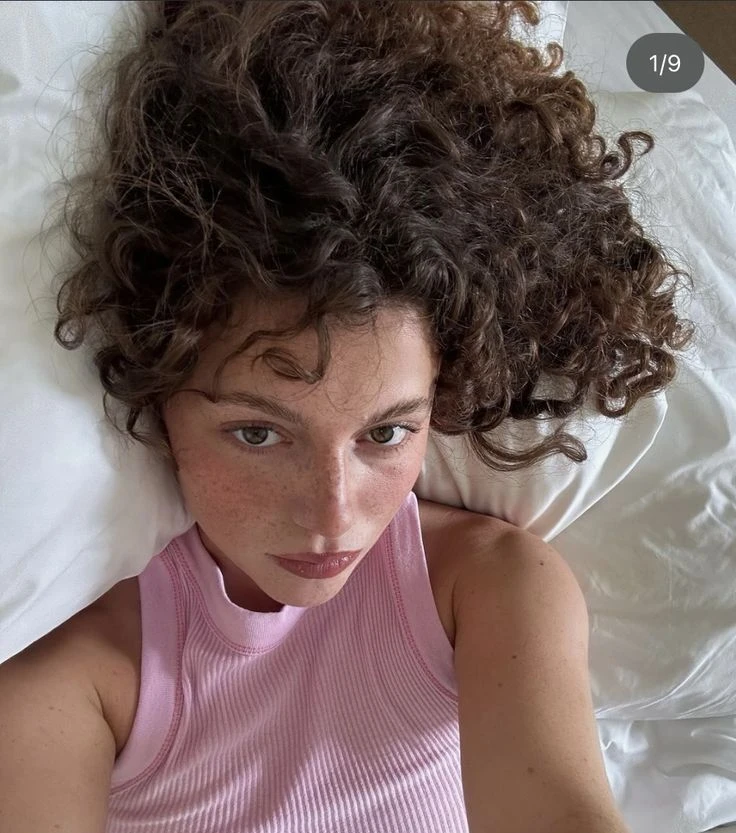 Si hacés esto con tus rulos, podés dejar el alisado y ganar definición sin frizz