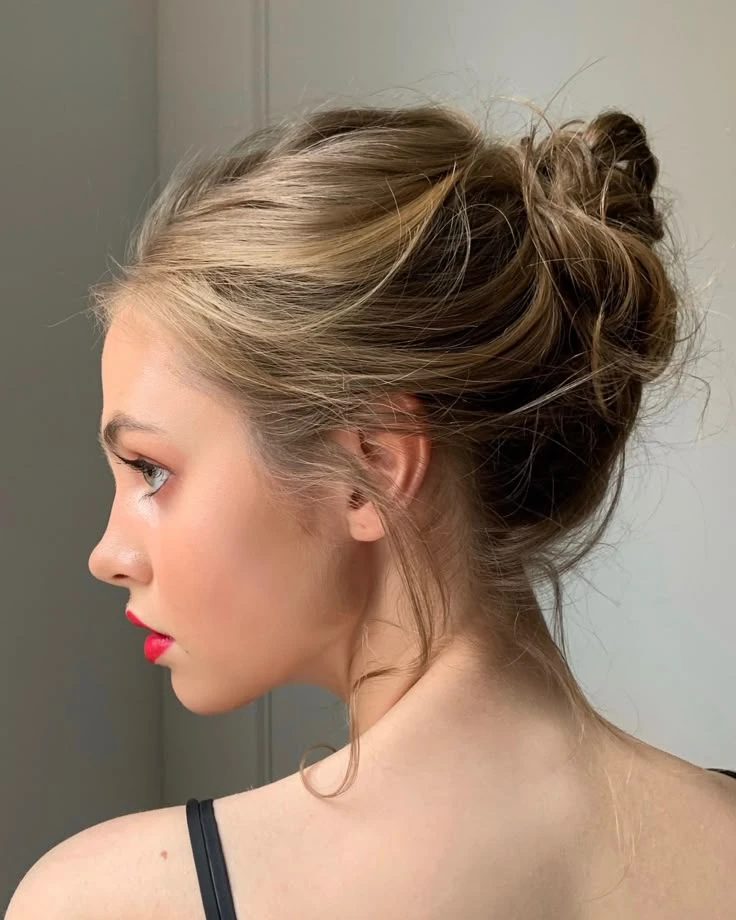 Messy, effortless, desprolijo: el rodete fácil de hacer que controla el pelo ante la humedad de la manera más chic