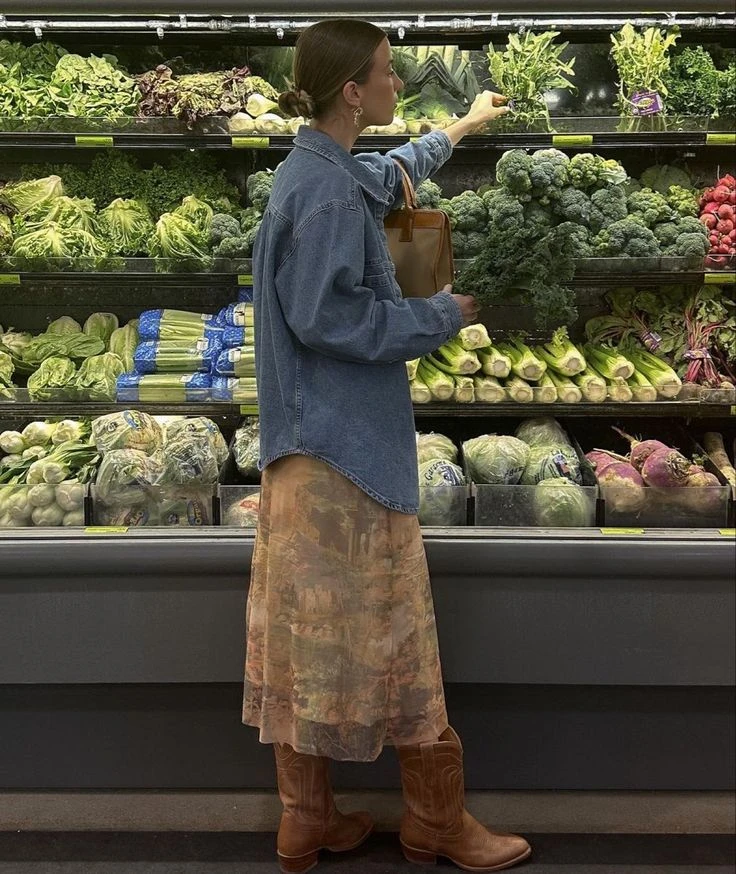 Vestido suelto y camisa de jean