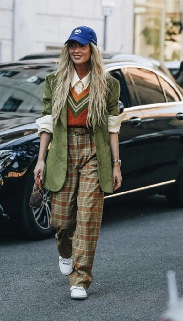 Abrigate con suéter y blazer