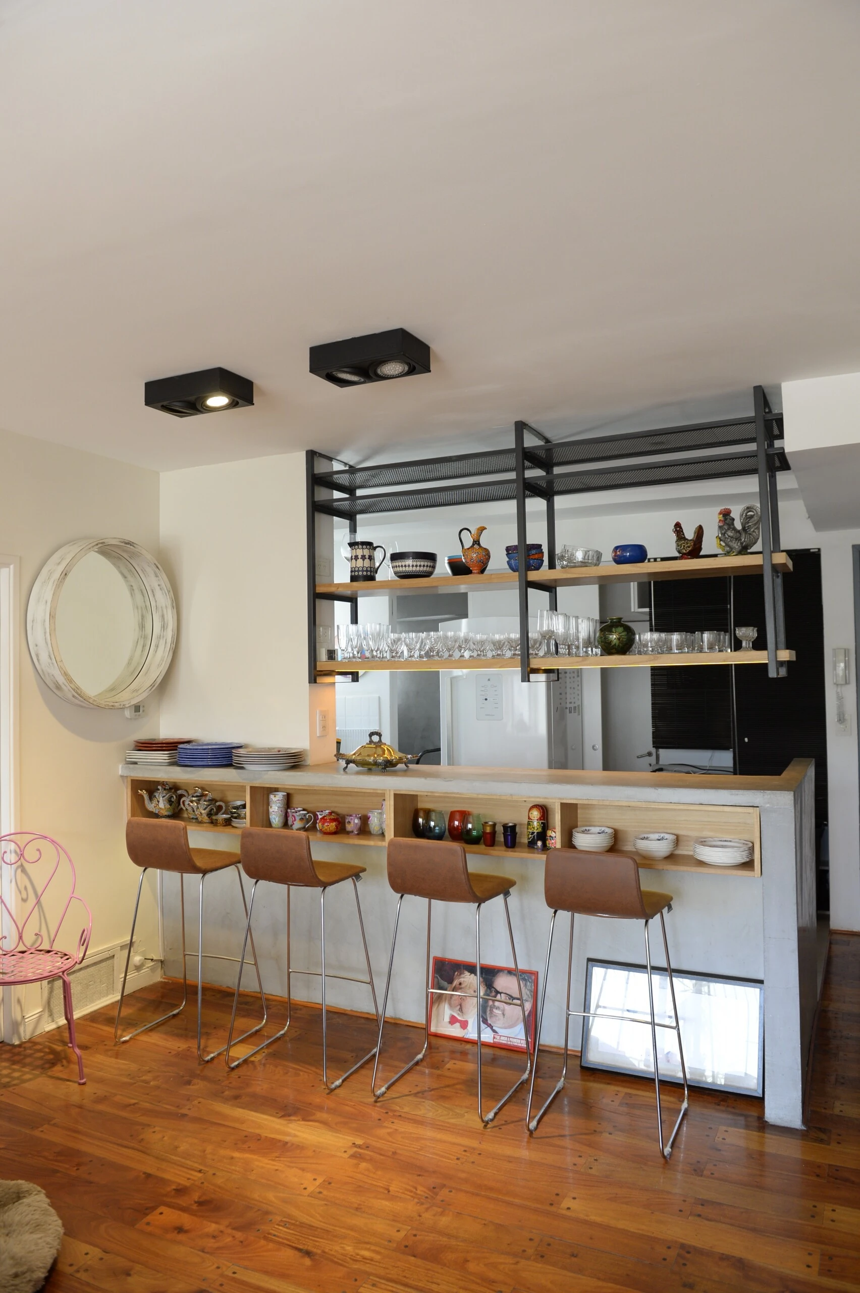 La cocina con barra, un estreno en el nuevo depto de Benito Fernández. 