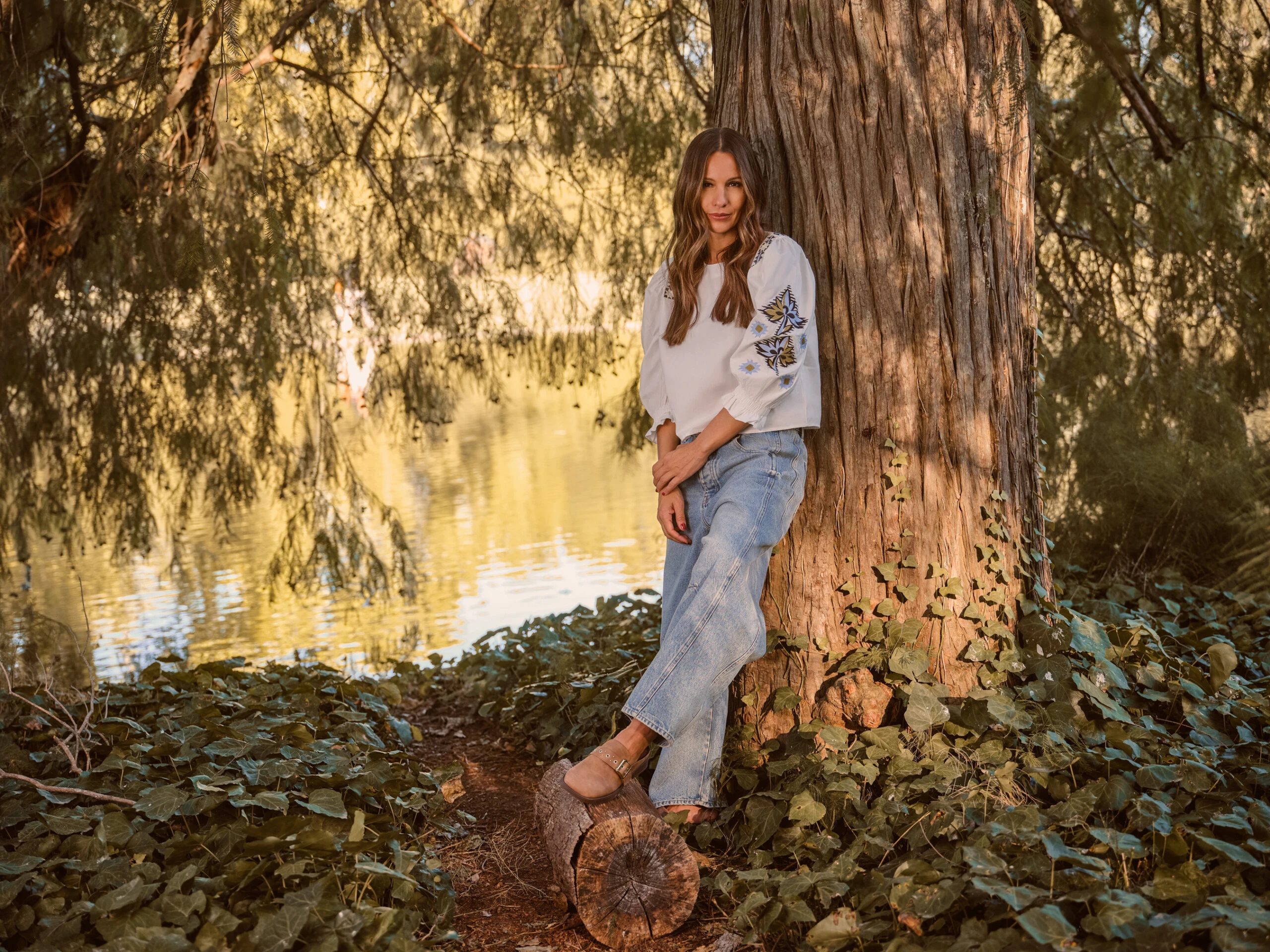 Elegancia sin esfuerzo: Pampita apuesta por el confort y el diseño con los zuecos de la marca.