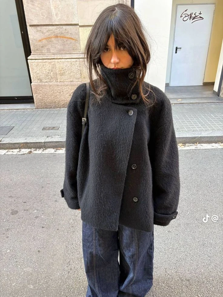 7 looks para usar el abrigo con cuello tubo: la tendencia que domina el otoño