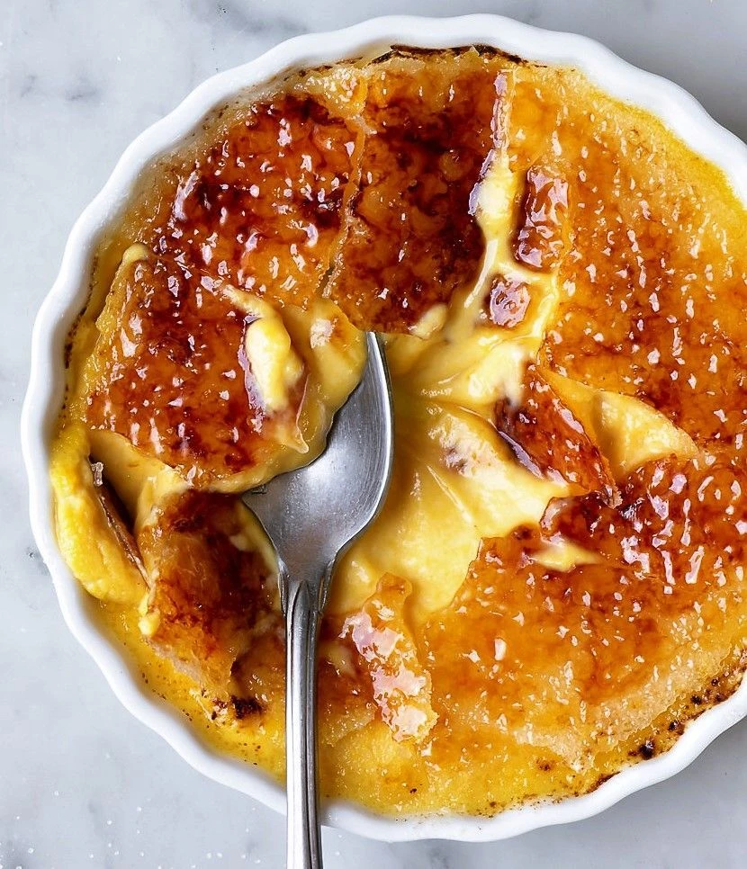 Crème brûlée con dulce de leche: la receta del postre francés con sabor argentino

