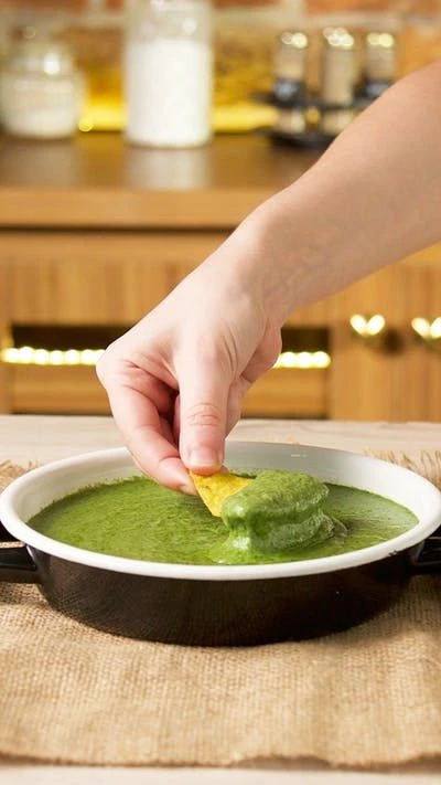 Dip caliente de espinaca y queso: la receta fácil para una fondue cremosa