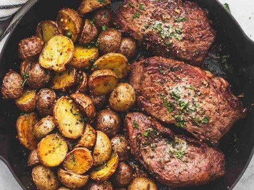 Carne jugosa y papas aplastadas: la receta simple que parece de restaurante

