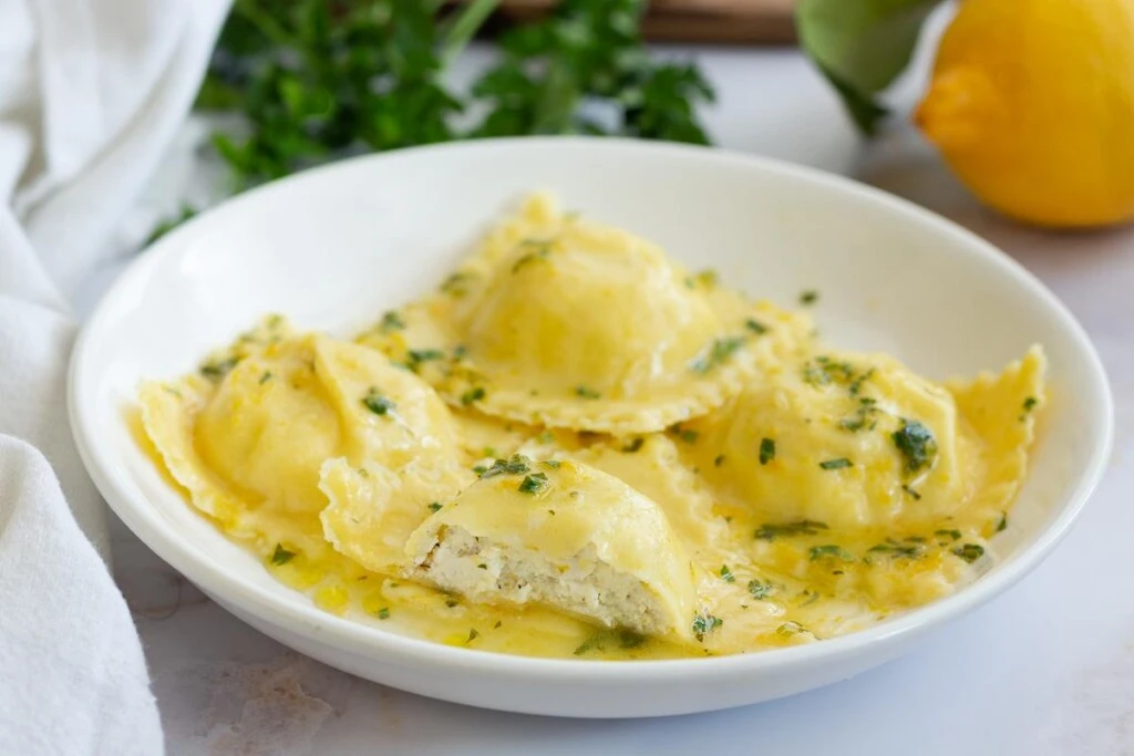 Pasta casera: la receta de los ravioles de ricota y limón